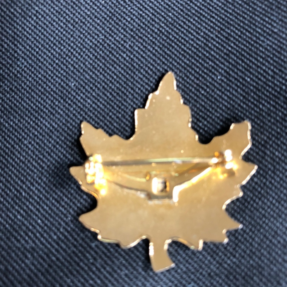Maple Leaf Brooch - Picture 2 of 2